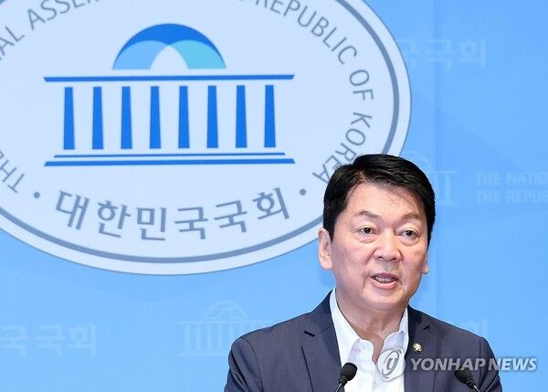 국민의힘 안철수 의원이 12일 국회 소통관에서 당의 조직강화특위 쇄신과 관련한 입장을 밝히고 있다.[사진=연합뉴스]