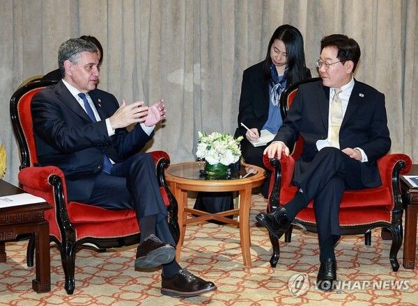아르헨티나를 공식방문한 이재명 대통령이 31일(현지시간) 부에노스아이레스의 한 호텔에서 호르헤 마크리 시장을 접견하고 있다 [사진=연합뉴스]