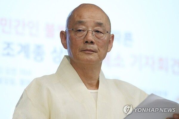 봉은사 주지를 지낸 명진스님이 22일 입적했다. 명진스님 지인 등에 따르면 스님은 이날 오전 제주도 바다에서 프리다이빙을 하다 사고를 당했다. 사진은 2020년 한 기자회견에 참석한 명진스님. [사진=연합뉴스]