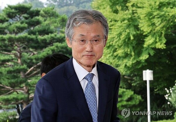 조희대 대법원장이 19일 서울 서초구 대법원으로 출근하고 있다. 조 대법원장은 청와대와 사전합의 관행을 깨고 지난 18일 이재명 대통령에게 대법관 후보를 서면 제청했다. [사진=연합뉴스]