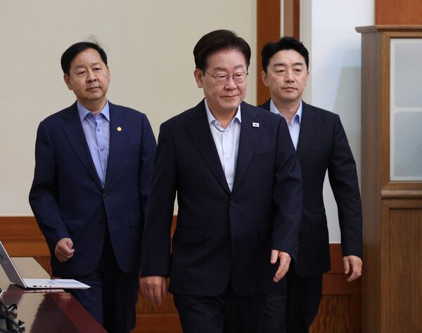 이재명&nbsp;대통령이 25일 청와대에서 열린 국무회의에 입장하고 있다. [사진=연합뉴스]