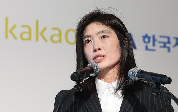 정신아 카카오 대표가 지난 3월 9일 경기도 성남시 분당구 경기창조경제혁신센터에서 열린 AI 국민비서 시범서비스 개통식에서 추진전략을 발표하고 있다. [사진=연합뉴스]