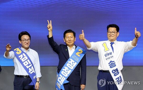 (좌로부터)더불어민주당 김민석, 정청래, 송영길 당 대표 후보가 1일 대전컨벤션센터에서 열린 당대표·최고위원 순회경선 합동연설회에서 인사하고 있다. [사진=연합뉴스]