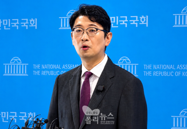 국민의힘&nbsp;주진우&nbsp;의원이 3일 국회 소통관에서 기자회견을 열고 제22대 총선과 관련, 선거관리위원회 관계자 등의 투표자 수·투표율 조작 의혹을 제기하고 있다. [사진=박비주안 기자]