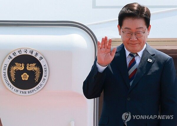 미국ㆍ남미ㆍ독일 순방을 마치고 귀국한 이재명 대통령이 3일 성남 서울공항에 도착한 공군 1호기에서 환영객에게 인사하고 있다 [사진=연합뉴스]