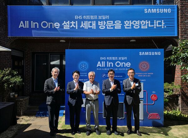 삼성전자와 제주도, 기후에너지환경부, 한국산업산업기술원이 협력한 'EHS 올인원(All In One)' 설치 현장에서 기념 촬영을 하고 있는 모습. (좌측부터 석승우 한국환경산업기술원 친환경안전본부장, 이호현 기후에너지환경부 2차관, 양창희 'EHS 올인원' 가구 세대주, 위성곤 제주특별자치도지사, 김철기 삼성전자 생활가전사업부장) [사진=삼성전자]