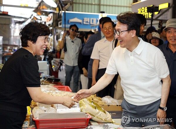 김민석 더불어민주당 당 대표 후보가 4일 전북 정읍시 샘고을시장에서 상인들과 반갑게 인사하고 있다. [사진=연합뉴스]