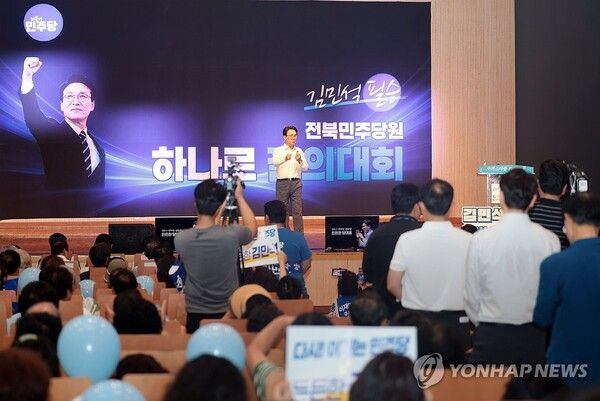 더불어민주당 김민석 당 대표 후보가 3일 전북 전주시 전주대학교 학생회관 슈퍼스타홀에서 열린 '전북 민주당원 하나로 결의대회'에 참석해 발언하고 있다. [사진=연합뉴스]