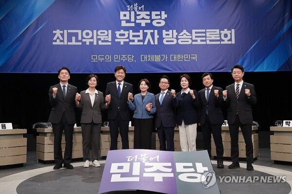 더불어민주당 최고위원 후보들이 3일 경기 부천시 OBS경인TV에서 열린 최고위원 후보자 방송토론회에 참석해 기념 촬영하고 있다. [사진=연합뉴스]