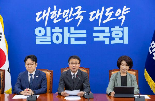 더불어민주당 한병도 당 대표 직무대행 겸 원내대표가 4일 국회에서 열린 원내대책회의에서 정부가 발표한 2026 세제 개편안과 관련해 발언하고 있다. [사진=연합뉴스]