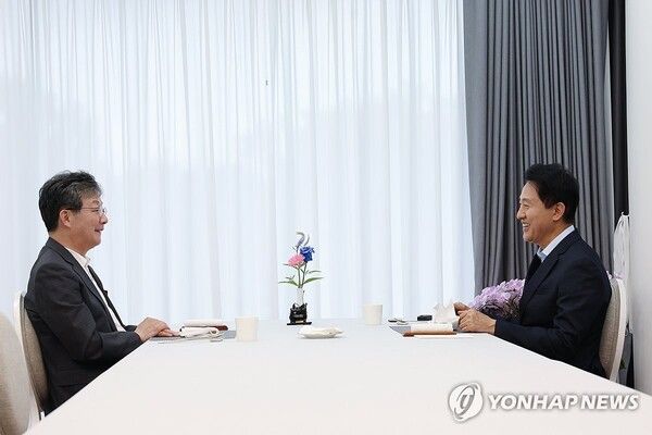 오세훈 서울시장(오른쪽)이 3일 서울 용산구 서울시장 공관에서 유승민 전 의원을 만나 면담을 하고 있다 [사진=연합뉴스]