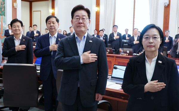 이재명&nbsp;대통령이 4일 청와대에서 열린 국무회의에서 국민의례를 하고 있다. [사진=연합뉴스]