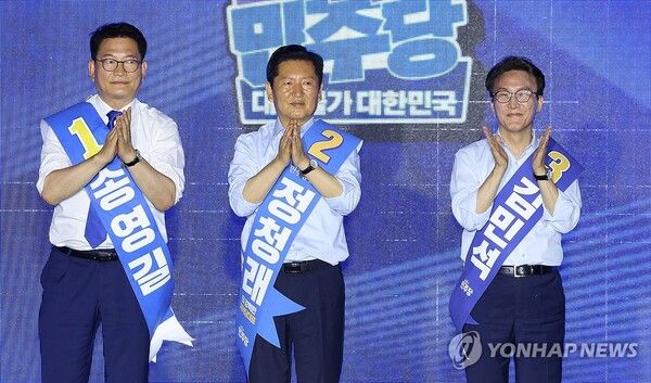 송영길, 정청래, 김민석(기호순) 당 대표 후보가 2일 부산 벡스코에서 열린 더불어민주당 당대표·최고위원 순회경선 합동연설회에서 손뼉치고 있다.[사진=연합뉴스]