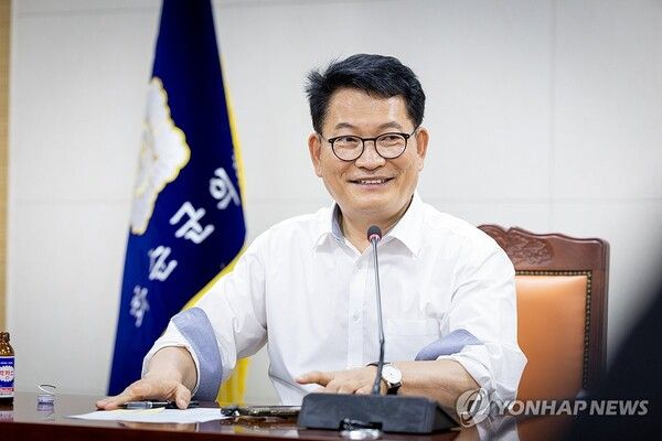 더불어민주당 당 대표 후보에 출마한 송영길 후보가 4일 전남광주 화순군 의회에서 열린 화순 시민 공감토크에 참석해 인사말을 하고 있다. [사진=연합뉴스]