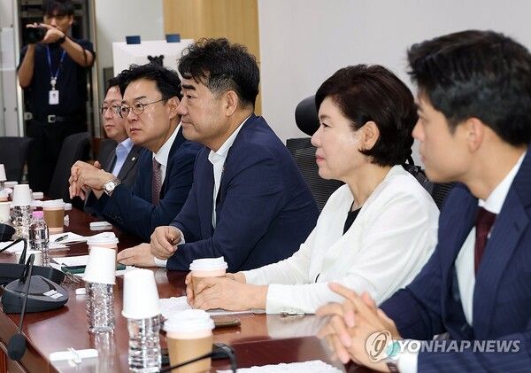 국민의힘 개혁성향 모임인 '대안과 미래' 소속 이성권 간사를 비롯한 의원들이 7일 국회 의원회관에서 조찬 회동을 열고 있다.[사진=연합뉴스]