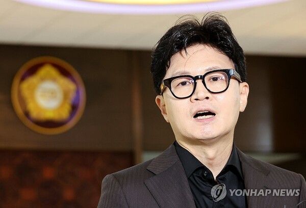 무소속 한동훈 의원이 30일 국회 본회의장 앞에서 검사의 직접 수사 권한을 전면 폐지하는 형사소송법 개정안이 더불어민주당 주도로 본회의에 상정된 것과 관련 입장을 밝히고 있다.[사진=연합뉴스]