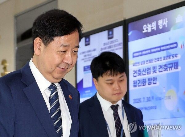 구윤철 부총리 겸 재정경제부 장관이 30일 국회 의원회관에서 열린 세제개편 안 논의를 위한 국회 재정경제기획위원회 비공개 당정 협의에 입장하고 있다.[사진=연합뉴스]