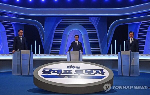 더불어민주당 송영길·김민석·정청래&nbsp;당 대표 후보가 5일 서울 영등포구 여의도 KBS에서 열린 제2차 TV 토론회에서 더 거세진 공방을 이어나갔다. [사진=연합뉴스]
