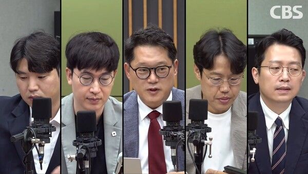 보완수사권 폐지를 두고 CBS라디오 '박성태의 뉴스쇼'에서 대담을 나눴다. 좌측부터&nbsp;하헌기 전 더불어민주당 상근 부대변인, 박순봉 경향신문 기자, 박성태 진행자, 김준일 평론가, 이기인 개혁신당 사무총장 [출처=유튜브 화면 캡쳐]