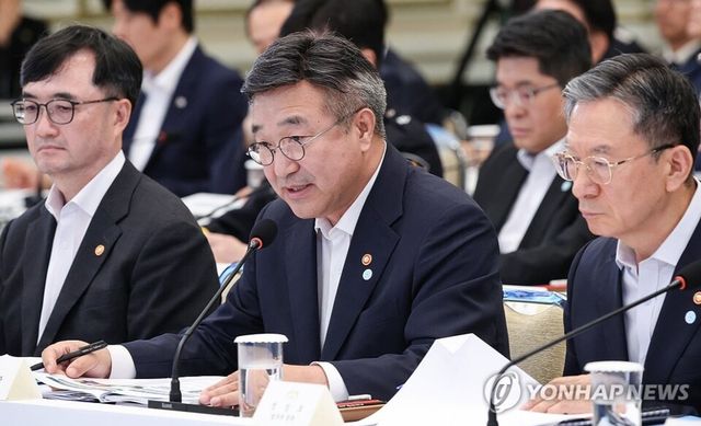 5일 청와대 영빈관에서 열린 행안부·법무부·검찰청 등에 대한 부처 업무보고에서 윤호중 행안부 장관(가운데), 정성호 법무장관(오른쪽)이 참석해 검찰의 수사-기소 분리와 보완수사권 전면폐지 후 '검경 합동수사본부' 운영 등에 대한 업무보고를 했다. 2026.8.5 [사진=청와대통신사진기자단=연합뉴스]