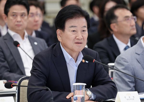정동영&nbsp;통일부 장관이 5일 청와대 영빈관에서 열린 이재명 대통령 주재 부처 업무보고에서 보고하고 있다. [사진=연합뉴스]