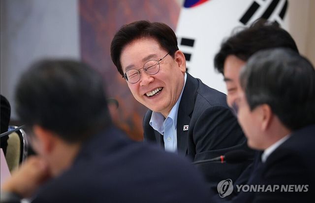 이재명 대통령이 4일 청왇 영빈관에서 열린 중기부, 공정위의 정부부처 업무보고를 주재하고 있다. [사진=연합뉴스]
