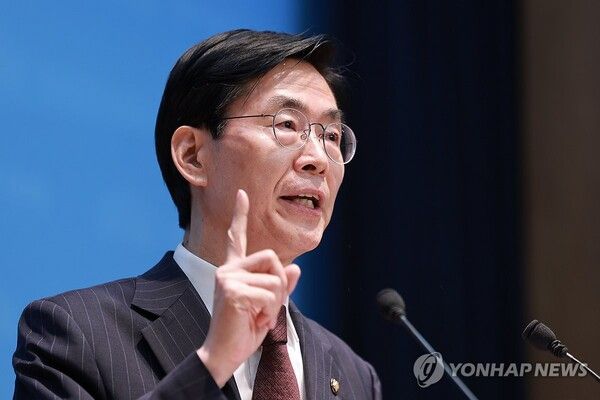 국민의힘 조경태 의원이 5일 국회 소통관에서 국민의힘 윤민우 윤리위원장 사퇴와 윤리위 재구성, 한동훈 의원에 대한 제명 징계 철회 등을 촉구하고 있다.[사진=연합뉴스]
