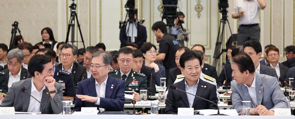 안규백 국방부 장관(왼쪽부터), 조현 외교부 장관, 정동영 통일부 장관, 권오을 국가보훈부 장관이 5일 청와대 영빈관에서 열린 부처 업무보고에 참석해 있다. [사진=연합뉴스]