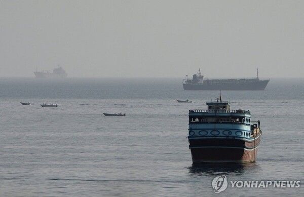 이란과 오만이 호르무즈 해협을 재개방하기 위한 60일짜리 임시 합의안 초안을 마무리했다 [사진=로이터=연합뉴스]