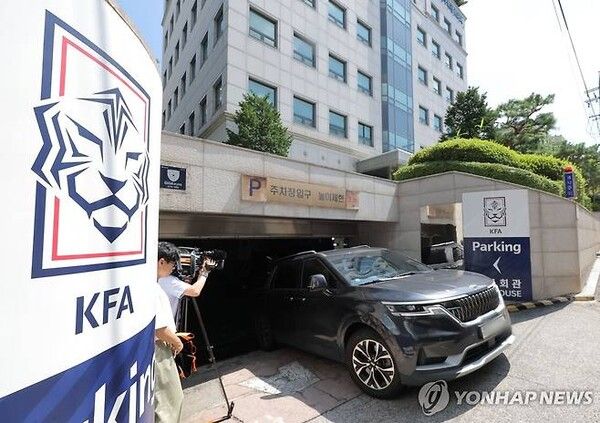 대한축구협회가 '홍명보 전 축구대표팀 감독 특혜 선임' 수사로 인해 설립 이후 첫 압수수색을 받았다.[출처=연합뉴스]