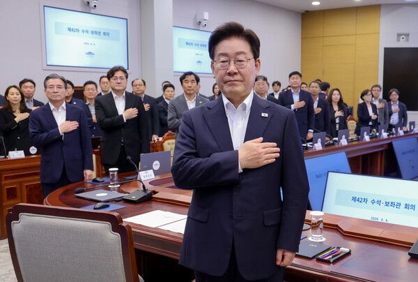 이재명&nbsp;대통령이 6일 청와대에서 열린 수석보좌관회의에서 국민의례를 하고 있다. [사진=연합뉴스]