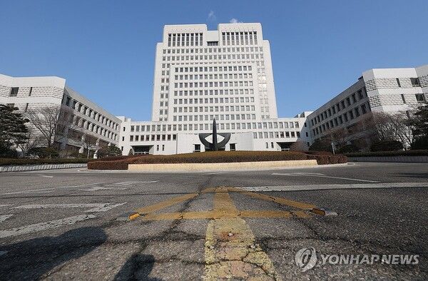 법왜곡죄와 재판소원 도입, 대법관 증원을 내용으로 하는 이른바 '사법 3법'(법왜곡죄·재판소원제·대법관 증원)이 오는 12일 공포된다. 11일 관보에 따르면 정부는 법왜곡죄법(개정 형법)·재판소원법(개정 헌법재판소법)·대법관 증원법(개정 법원조직법)을 12일자 전자관보에 게재할 예정이다. 사진은 대법원 [출처=연합뉴스]