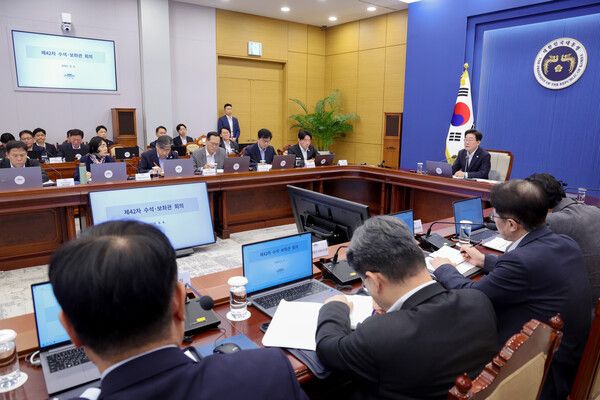 이재명&nbsp;대통령이 6일 청와대에서 수석보좌관회의를 주재하고 있다. [사진=연합뉴스]