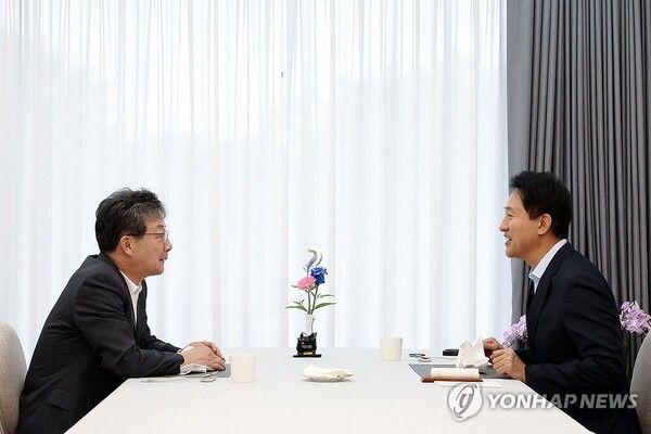 오세훈 서울시장이 3일 서울 용산구 서울시장 공관에서 유승민 전 의원을 만나 면담을 하고 있다.[사진=연합뉴스]