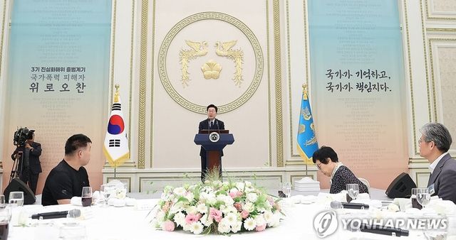 이재명 대통령이 7일 청와대 영빈관에서 열린 진실화해위 3기 출범 계기 국가폭력 피해자 위로 오찬에서 인사말을 통해 '국가폭력 피해자들에 대한 사과'를 하고 '국가책임으로 치유하겠다'고 약속했다. 2026.8.7 [사진=연합뉴스]