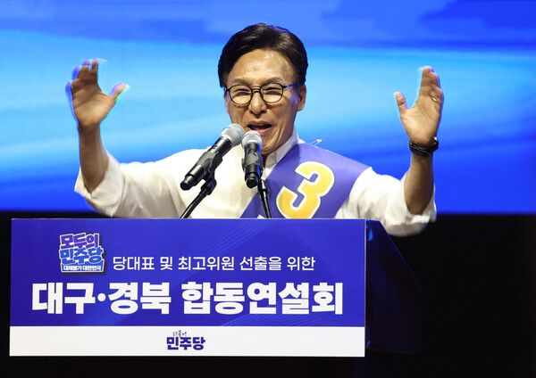 9일 오후 대구 인터불고 엑스코 호텔에서 열린 더불어민주당&nbsp;당 대표 및 최고위원 선출을 위한 대구·경북 합동연설회에서 김민석 당 대표 후보가 연설하고 있다. [사진=연합뉴스]
