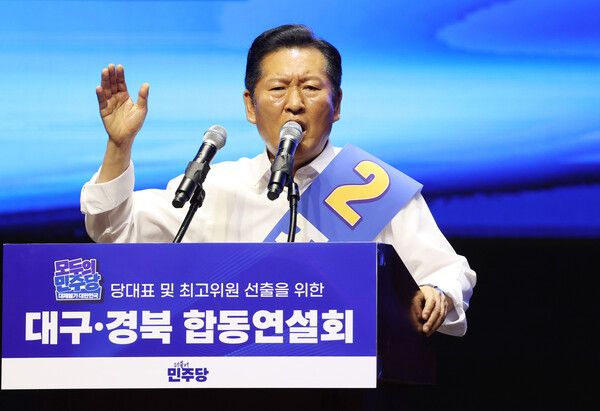 9일 오후 대구 인터불고 엑스코 호텔에서 열린 더불어민주당&nbsp;당 대표 및 최고위원 선출을 위한 대구·경북 합동연설회에서 정청래 당 대표 후보가 연설하고 있다. [사진=연합뉴스]