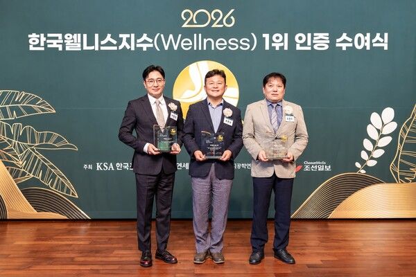 '2026 한국웰니스지수(Wellness)' 시상식에서 KCC 창호·수주사업부장 서호영 상무, 내외장재사업부장 류해완 상무, 유통도료사업부장 김광주 상무(왼쪽부터)가 기념촬영을 하고 있다. [사진=KCC]