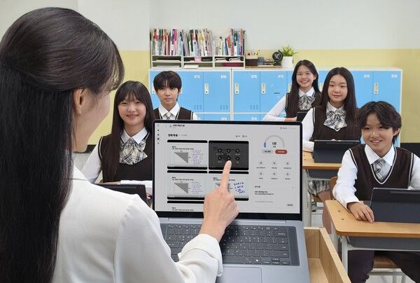 교사가 '갤럭시 클래스룸'의 교실 수업용 솔루션 '삼성 녹스 클래스룸'을 활용해 학생용 태블릿 화면을 확인하고 있다. [사진-=삼성전자]