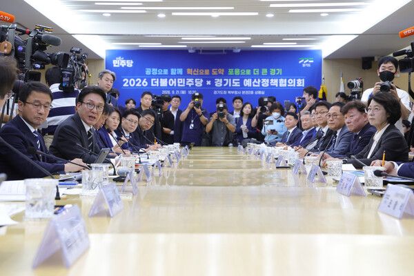 더불어민주당 김민석 대표(왼쪽에서 두번째)가 21일 오전 경기도 의정부시 경기도북부청사에서 열린 민주당 경기 예산정책협의회에서 인사말하고 있다. [사진=연합뉴스]