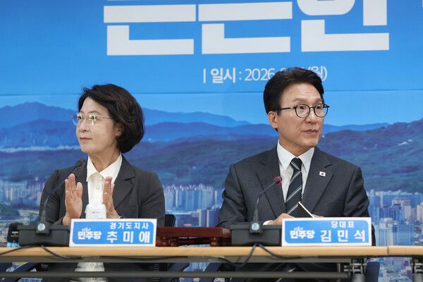 더불어민주당 김민석 대표가 21일 오전 경기도 의정부시 경기도북부청사에서 열린 제16차 경기 최고위원회의에서 추미애 경기도지사(왼쪽)와 다른 곳을 응시하고 있다. [사진=연합뉴스]