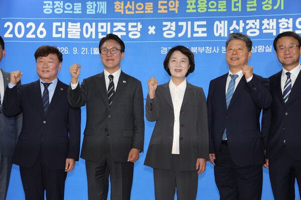 더불어민주당 김민석 대표(왼쪽)가 21일 오전 경기도 의정부시 경기도북부청사에서 열린 민주당 경기 예산정책협의회에서 추미애 경기도지사와 기념촬영하고 있다. [사진=연합뉴스]