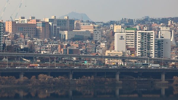 국내 건설수주가 감소한 가운데 대형 건설사들의 도시정비사업 수주는 조 단위 규모를 기록하고 있다. [사진=연합뉴스]