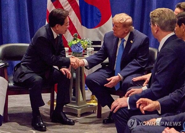 유엔 총회 참석차 미국을 방문 중인 이재명 대통령이 22일(현지시간) 뉴욕 한 호텔에서 도널드 트럼프 미국 대통령과 정상회담을 하고 있다 [사진=연합뉴스]