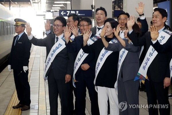 더불어민주당 지도부, 귀성 인사 [사진=연합뉴스]