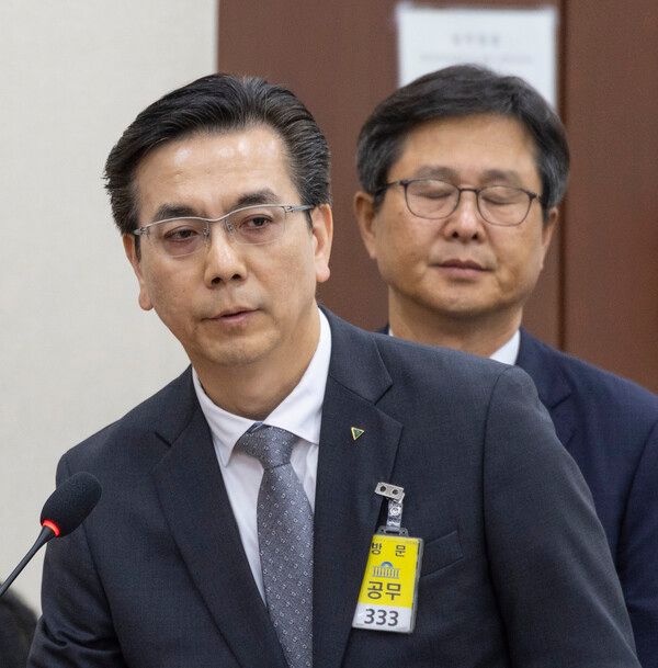 현대건설 이한우 대표이사가&nbsp; 지난 5월&nbsp; 국회에서 행정안전위원회 전체 회의에 출석해 질의에 답하고 있다. [출처=연합뉴스]
