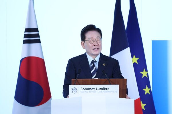 이재명 대통령이 7일(현지시간) 프랑스 남부 생폴드방스 매그 재단에서 열린 국제 영화·영상 정상회의 '뤼미에르&nbsp;서밋'에서 개막연설을 하고 있다. 이번&nbsp;서밋은 한국과 프랑스가 공동 의장국이다. [사진=연합뉴스]