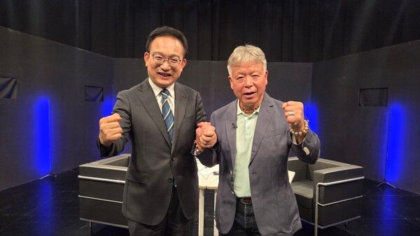 배종호 국방홍보원장(왼쪽)과 엄홍길 대장이 KFN TV '국민멘토와의 대화' 녹화를 마친 뒤 기념촬영을 하고 있다. [사진=국방홍보원]