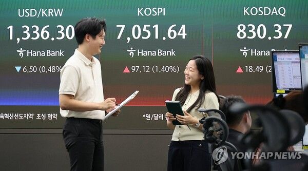 9일 코스피는 전 거래일 대비 97.12포인트(1.40%) 오른 7,051.64, 코스닥 지수는 18.49포인트(2.28%) 오른 830.37에 거래를 마쳤다. [사진=연합뉴스]