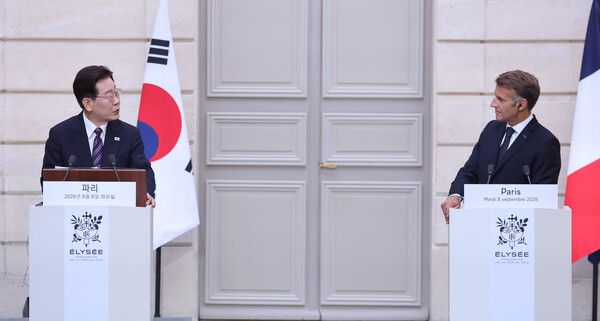 이재명 대통령이 8일(현지시간) 프랑스 파리 엘리제궁에서 에마뉘엘 마크롱 프랑스 대통령과 공동언론발표를 하고 있다. [사진=연합뉴스]